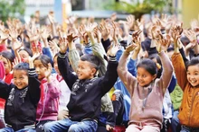 Schoolchildren in a mountainous area respond enthusiastically to the “knowledge bus”. (Photo: Minh Nguyen)