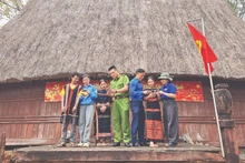 Members of the Pleiku Ward Youth Union’s Community Digital Technology Team go door to door to provide guidance to residents on preventing high-tech crime.