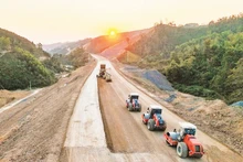 Roadbed compaction works on the Dong Dang-Tra Linh Expressway project.