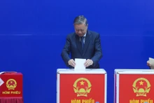 General Secretary To Lam casts his ballot at a polling station in Ba Dinh Ward. (Photo: Dang Khoa)