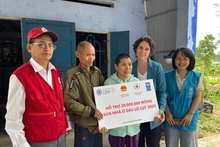 A flood-hit household in Gia Lai Province receives cash assistance from the UNDP.