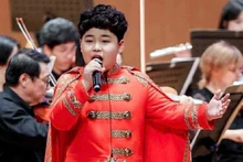 Duong Duc Hai performs confidently on the international stage in Shanghai. (Photos courtesy of TSP International Arts Festival) 