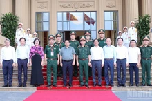 Prime Minister Pham Minh Chinh poses for a group photo with representatives of the Central Military Commission and the Ministry of National Defence. (Photo: Tran Hai)