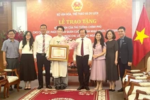 Singer Nguyen Duc Phuc receives the Prime Minister's certificate of merit.