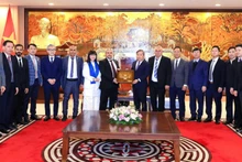 Ha Noi Chairman Vu Dai Thang receives the Arab Business Council delegation.