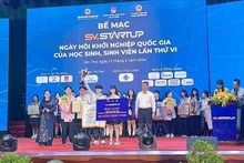 Students from Ha Noi - Amsterdam High School for the Gifted win first prize at the "Students with Startup Ideas" contest in 2024. (Photo: VNA) 