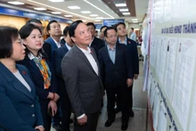 NA Vice Chairman Nguyen Khac Dinh inspects election preparations in Bach Mai Ward. (Photo: quochoi.vn)