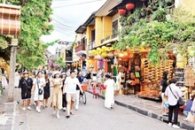 Foreign tourists in the ancient town of Hoi An. (Photo: Nguyen Dang)