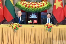 President Luong Cuong and Lithuanian President Gitanas Nauseda at the signing ceremony.