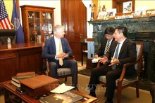 Minister of Industry and Trade Nguyen Hong Dien (R) meets with Senator Roger Marshall. (Photo: VNA) 
