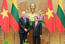National Assembly Chairman Tran Thanh Man welcomes Lithuanian President Gitanas Nauseda in Ha Noi on June 12. (Photo: Duy Linh) 