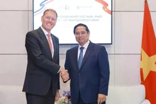 Prime Minister Pham Minh Chinh (R) and Wouter van Wersch, Executive Vice President International of Airbus (Photo: VNA)