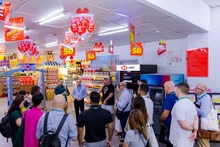 The Australian agrifood business delegation visits a supermarket in Viet Nam.