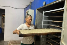 Longans with seeds removed are placed into the kiln for drying.