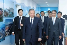 Party General Secretary To Lam visits Dongwon Global Terminal Busan in Busan. (Photo: VNA) 