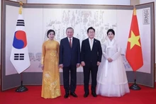 President Lee Jae Myung of the Republic of Korea and his spouse pose for a photo with Party General Secretary To Lam and his spouse. (Photo: VNA)