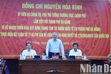 Deputy PM Nguyen Hoa Binh speaks at the working session with Da Nang leaders. (Photo: Anh Dao)