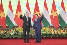 Prime Minister Pham Minh Chinh (R) welcomes Speaker of the Hungarian National Assembly Kover Laszlo in Ha Noi on October 20. (Photo: Tran Hai)