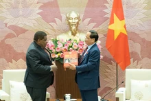 NA Vice Chairman Tran Quang Phuong and IPU Secretary-General Martin Chungong at their meeting in Ha Noi on December 29, 2025. (Photo: VNA) 