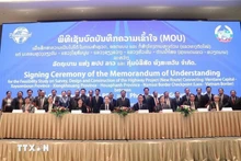 The signing of a Memorandum of Understanding (MoU) between the Lao Ministry of Planning and Investment and Phongsavanh Group. (Photo: VNA)