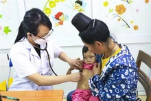 A doctor provides health check-up for a girl at Dien Bien Provincial General Hospital. (Photo: VNA)