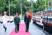 Minister of National Defence General Phan Van Giang (left) hosts a welcome ceremony for his Singaporean counterpart Chan Chun Sing in Ha Noi on July 22. (Photo: VNA) 