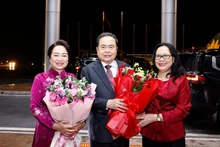 NA Chairman Tran Thanh Man (centre) and his spouse Nguyen Thi Thanh Nga (left) at Noi Bai International Airport on early July 22 morning. (Photo: VNA) 