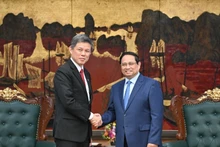 Prime Minister Pham Minh Chinh (R) and Chan Chun Sing, Assistant Secretary-General of the People’s Action Party (PAP) of Singapore, Coordinating Minister for Public Services, and Minister for Defence, in Ha Noi on July 22. (Photo: Tran Hai)