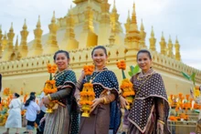 Lao people take part in the That Luang Festival. (Photo: Xinhua)
