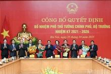 Secretary of the Government Party Committee and Prime Minister Pham Minh Chinh presents the appointment decisions to the new Deputy Prime Ministers and Ministers for the 2021–2026 tenure. (Photo: Tran Hai)