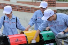 Household waste is being sorted into streetside rubbish bins. (Photo: Trung Tuyen)