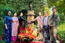 Vice Chairwoman of the National Assembly Nguyen Thi Thanh (third, left) and other delegates pose for a group photo at the monument dedicated to President Ho Chi Minh at the Montreau Park. (Photo: VNA) 