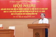 Ha Noi Vice Chairman Truong Viet Dung speaks at the conference.