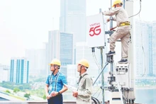 Viettel engineers are installing a 5G station.