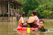 Public security officers in Lang Son evacuate residents from flooded areas to safety. (Photo: Quoc Dat)