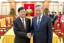 General Secretary To Lam meets with Lao General Secretary and President Thongloun Sisoulith. (Photo: NDO)