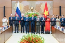 National Assembly Chairman Tran Thanh Man and the Russian delegation. (Photo: NDO)