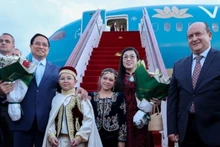 Prime Minister Pham Minh Chinh and his spouse are welcomed at Houari Boumediene International Airport. (Photo: VGP)