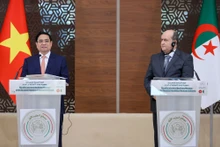 Vietnamese Prime Minister Pham Minh Chinh and his Algerian counterpart Sifi Ghrieb at the joint press conference in Algiers on November 19 (local time). (Photo: VGP) 