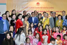 Prime Minister Pham Minh Chinh and his spouse, with Vietnamese Embassy staff and community in Algeria. (Photo: Thanh Giang)
