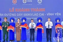 The inauguration of the Lao Cai-Vinh Yen 500kV transmission line.