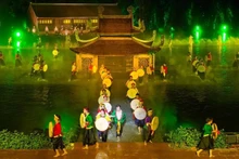 A scene from the real-life theatrical production “The Quintessence of Tonkin”, which vividly recreates traditional northern Vietnamese life and culture with the participation of local residents. (Photo: Tuan Chau-Ha Noi Joint Stock Company)