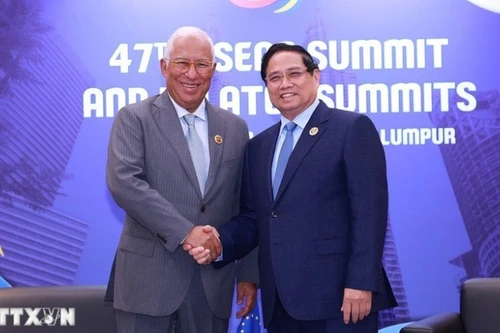 Prime Minister Pham Minh Chinh meets President of the European Council Antonio Costa on the sidelines of the 47th ASEAN Summit in Malaysia. (Photo: VNA)