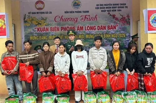 Representatives of the local authorities and Thanh Border Guard Station present gifts to border residents.