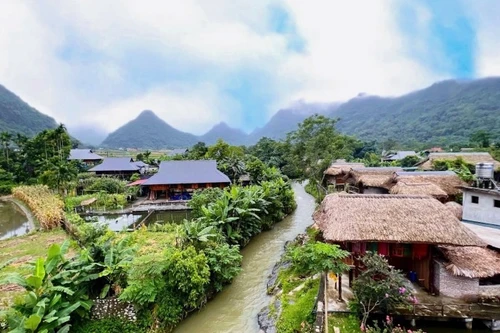 A corner of Lam Thuong Valley by the Khuoi Noi stream.