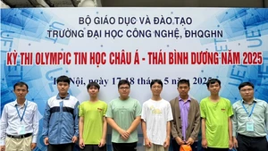 From left to right in the photo: Teacher Do Phan Thuan (Deputy Head of the Delegation); Nguyen Huy Phong, Ninh Quang Thang, Le Kien Thanh, Nguyen Xuan Chi Thanh, Nguyen Bui Duc Dung, Dang Huy Hau, Teacher Do Duc Dong (Head of the Delegation).