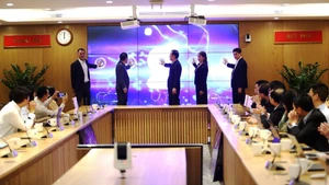 Delegates carried out the ribbon-cutting ceremony to inaugurate the e-portal.