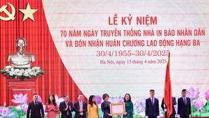 Vice President Vo Thi Anh Xuan, Editor-in-Chief Le Quoc Minh and other delegates at the ceremony. (Photo by DAI GIANG)