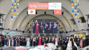 Delegates cut the ribbon to officially open the Viet Nam Festival 2025 in Japan. (Photo: VNA)