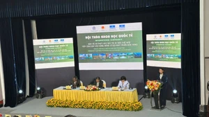 Vice Chairwoman of the Ha Noi People's Committee Vu Thu Ha speaking at the workshop.